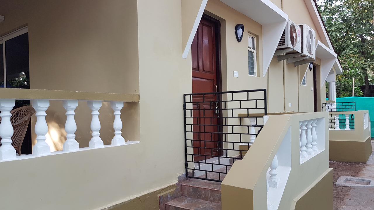 Hill Top Goa Lodge Vagator Exterior photo